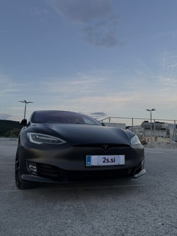Tesla Model S spredaj