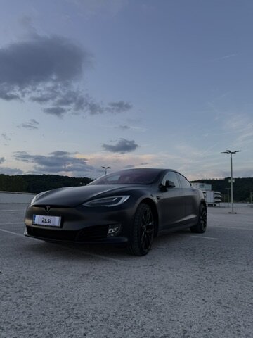 Tesla Model S spredaj