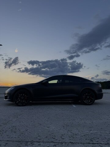Tesla Model S ob sončnem zahodu